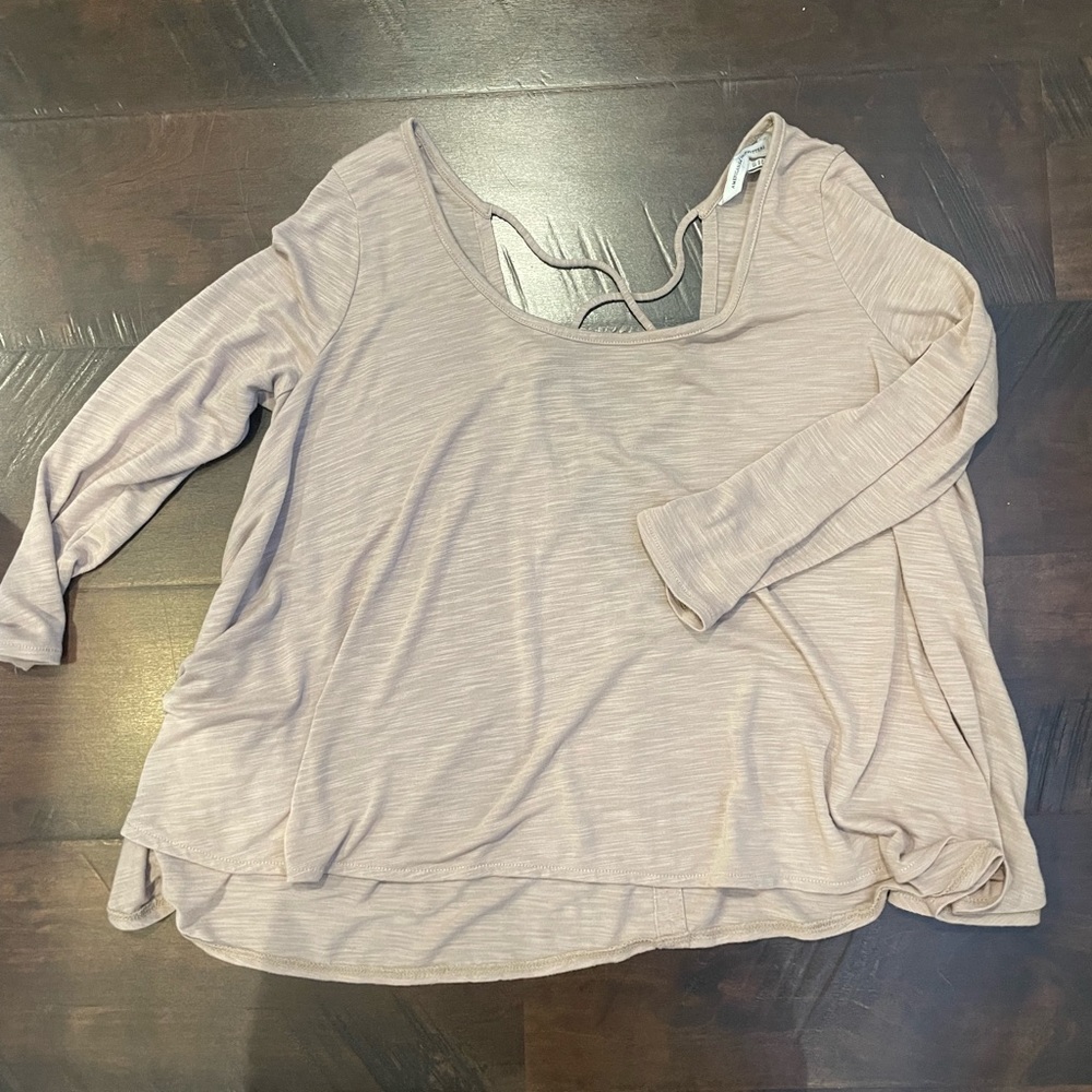 American Eagle tan 3/4 sleeve flowy shirt. Lace up back size xs